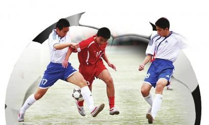 网红“小溥仪”现场观战北京国安比赛，与张稀哲合影留念（网红“小溥仪”亲临现场观战北京国安，与张稀哲合影）