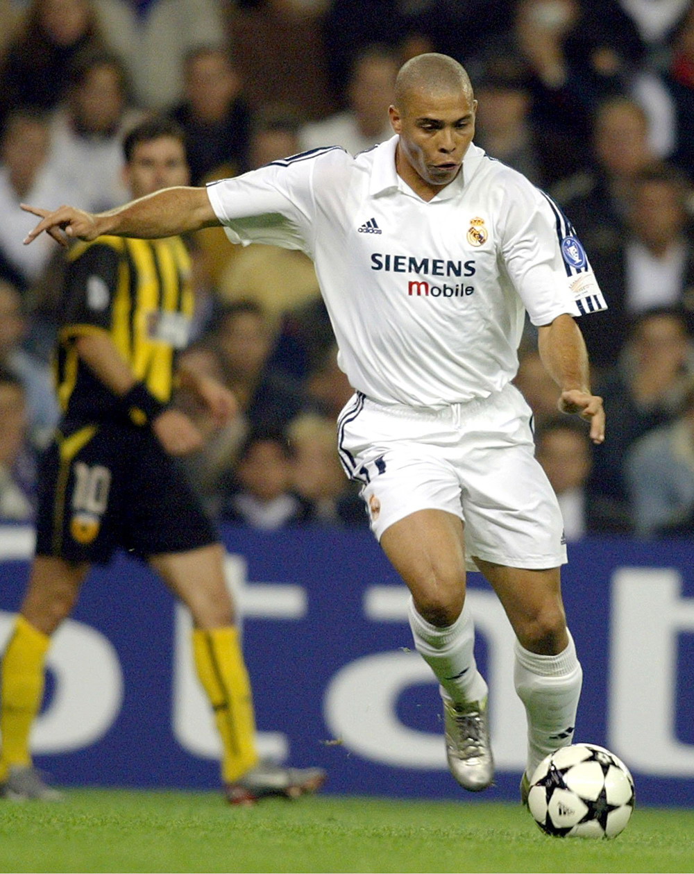 库尔图瓦昨夜对利物浦扑救8次，欧冠生涯仅次于22年决赛的9次（对阵利物浦，库尔图瓦昨夜贡献8次扑救，欧冠生涯仅次于2022决赛的9次）