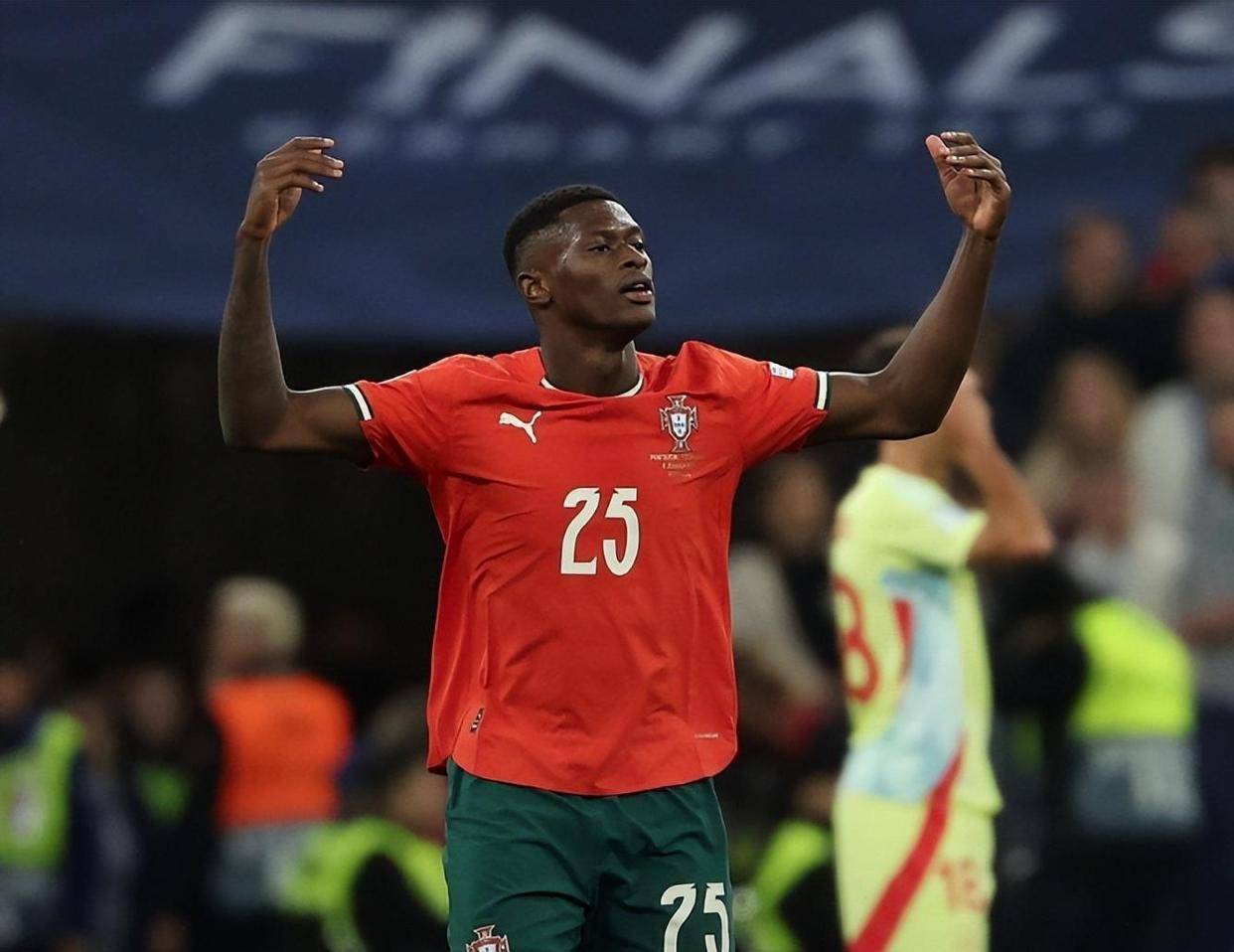 谢维军：收官战球票一下子就卖光了，我们全队上下也非常开心（谢维军：收官战门票瞬间售罄，全队上下倍感欣喜）